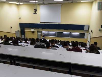 Lungo tutto il perimetro scorgiamo le aule impiegate per le lezioni: ne intravediamo una con l�inedita disposizione di banchi a tribuna, tipica dei campus americani